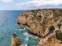 Runde Auswaschung in den Klippen der Ponta da Piedade